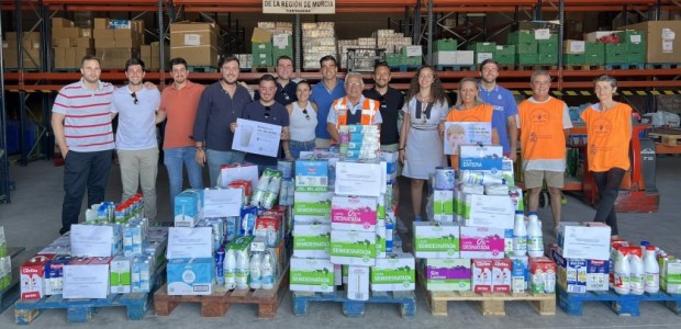 Nuevas Generaciones Región de Murcia recoge 2.000 litros de leche para el Banco de Alimentos